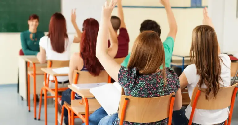 Το έγγραφο παράγεται αυτόματα από το Δημοτολόγιο, φέρει μοναδικό αναγνωριστικό επαλήθευσης (QR code) και ηλεκτρονική σφραγίδα, ενώ γίνεται υποχρεωτικά αποδεκτό από τις σχολικές μονάδες (Νηπιαγωγεία, Δημοτικά, Γυμνάσια, Λύκεια) για την εγγραφή ή μετεγγραφή των μαθητών.