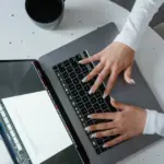 Το ψηφιακό πιστοποιητικό εγγυτέρων συγγενών εκδίδεται πλέον ηλεκτρονικά μέσα από την πύλη gov.gr, επιτρέποντας στους κληρονόμους να ολοκληρώσουν τις απαραίτητες γραφειοκρατικές διαδικασίες χωρίς φυσική παρουσία στον Δήμο. Το συγκεκριμένο έγγραφο αποτελεί το θεμέλιο για κάθε κληρονομική υπόθεση, καθώς αποδεικνύει επίσημα τους έννομους διαδόχους του αποβιώσαντος.