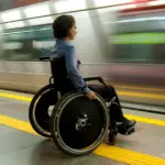 Η κάρτα αντλεί αυτόματα τα στοιχεία από το Μητρώο Αναπηρίας και φέρει μοναδικό γραμμωτό κώδικα (QR code) για τη γρήγορη επαλήθευση από τους ελεγκτές.