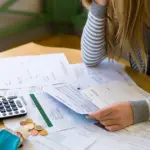Οι οφειλέτες μπορούν να ρυθμίσουν τις έκτακτες οφειλές (όπως φόρους κληρονομιάς) έως και σε 48 δόσεις, ενώ οι τακτικές υποχρεώσεις (όπως ο φόρος εισοδήματος και ο ΕΝΦΙΑ) εντάσσονται σε έως 24 μηνιαίες δόσεις.