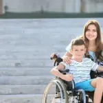 Για τους γονείς τέκνων με αναπηρία (σωματική, πνευματική ή αισθητηριακή) που φοιτούν σε δομές ειδικής ή γενικής εκπαίδευσης, η άδεια χορηγείται ανεξαρτήτως της ηλικίας του τέκνου και ανέρχεται σε έως 6 εργάσιμες ημέρες ετησίως.