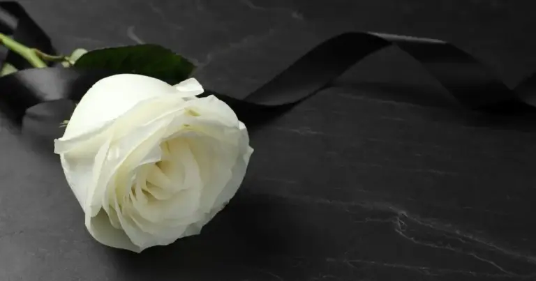 Η άδεια αυτή χορηγείται υποχρεωτικά σε περίπτωση θανάτου συγγενών πρώτου και δευτέρου βαθμού, χωρίς να συμψηφίζεται με την κανονική ετήσια άδεια.