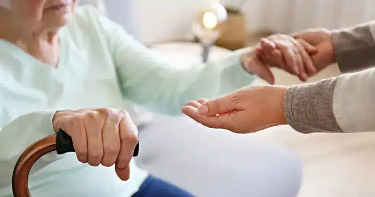 Η συγκεκριμένη άδεια θεσπίστηκε για τη διευκόλυνση των εργαζομένων που φροντίζουν οικείους με σοβαρά ιατρικά προβλήματα, διασφαλίζοντας παράλληλα τα εργασιακά τους δικαιώματα και την αποτροπή αυθαίρετων απουσιών.