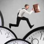 Οι εργοδότες υποχρεούνται να αποτυπώνουν με ακρίβεια κάθε παρέκκλιση από το συμβατικό ωράριο, διασφαλίζοντας ότι τηρούνται τα ανώτατα επιτρεπόμενα όρια που ορίζει η εργατική νομοθεσία για τη νόμιμη υπερωριακή απασχόληση.
