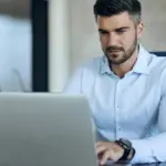 Η νέα διαδικασία διασφαλίζει ότι ο εργαζόμενος έχει πλήρη επίγνωση της λύσης της εργασιακής του σχέσης, ενώ ταυτόχρονα του δίνει τη δυνατότητα να υποβάλει ακόμη και ο ίδιος αυτόνομα τη δήλωση αποχώρησης αν ο εργοδότης αδρανεί.