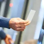 Στις επιχειρήσεις που εφαρμόζουν την Ψηφιακή Κάρτα Εργασίας, η ευελιξία στην αλλαγή της βάρδιας συνδέεται άμεσα με την πραγματική σήμανση της κάρτας, ωστόσο η ψηφιακή δήλωση του προγράμματος παραμένει η βασική υποχρέωση του εργοδότη για την αποφυγή προστίμων.