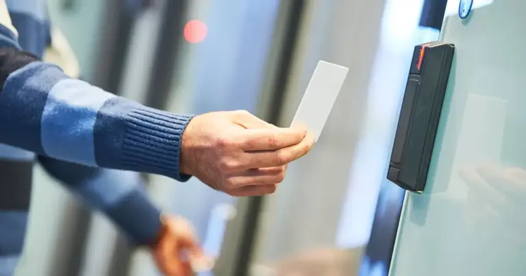 Στις επιχειρήσεις που εφαρμόζουν την Ψηφιακή Κάρτα Εργασίας, η ευελιξία στην αλλαγή της βάρδιας συνδέεται άμεσα με την πραγματική σήμανση της κάρτας, ωστόσο η ψηφιακή δήλωση του προγράμματος παραμένει η βασική υποχρέωση του εργοδότη για την αποφυγή προστίμων.