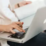 Η δήλωση τροποποίησης της ατομικής σύμβασης εργασίας στο πληροφοριακό σύστημα myErgani απαιτεί ιδιαίτερη προσοχή από τους εργοδότες, καθώς η υποβολή του εντύπου Ε9 πρέπει να γίνεται εντός 15 ημερών από τη μεταβολή των όρων εργασίας.