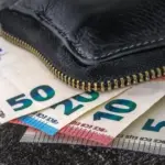 Η συγκεκριμένη παροχή αποσκοπεί στην κάλυψη των αναγκών στέγασης ηλικιωμένων που δεν διαθέτουν ιδιόκτητη κατοικία, είναι ανασφάλιστοι και αντιμετωπίζουν σοβαρά οικονομικά προβλήματα.