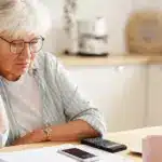 Η ενίσχυση αφορά την κάλυψη των δαπανών μίσθωσης κύριας κατοικίας για ηλικιωμένους που δεν διαθέτουν ιδιόκτητη στέγη και στερούνται ασφαλιστικής κάλυψης ή συνταξιοδοτικού εισοδήματος.