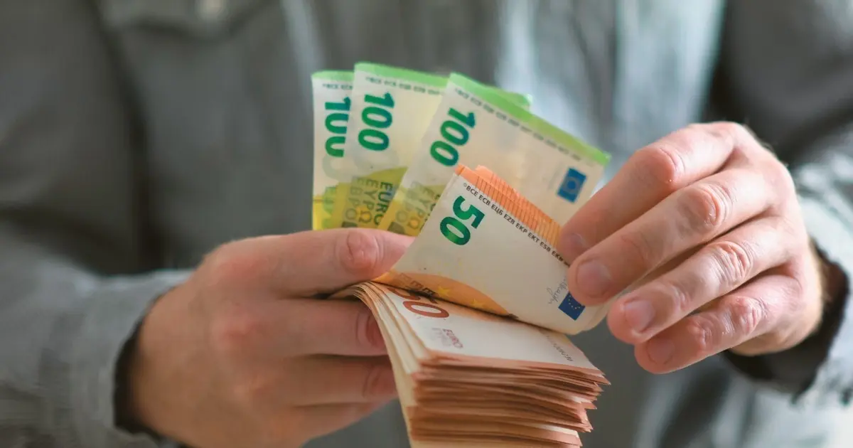 Ο ΟΠΕΚΑ προχώρησε σε οριστικές διευκρινίσεις σχετικά με την καταβολή του επιδόματος στεγαστικής συνδρομής σε ανασφάλιστους υπερήλικες, ξεκαθαρίζοντας τις προϋποθέσεις, τα δικαιολογητικά και τη διαδικασία έγκρισης της μηνιαίας οικονομικής ενίσχυσης.