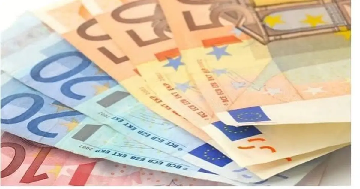 Ο ΟΠΕΚΑ προχώρησε σε νέες διευκρινίσεις για το επίδομα στεγαστικής συνδρομής ανασφάλιστων υπερηλίκων, ξεκαθαρίζοντας το τοπίο γύρω από τις προϋποθέσεις, τα δικαιολογητικά και τον τρόπο υπολογισμού του ποσού που καταβάλλεται απευθείας στους ιδιοκτήτες των ακινήτων.