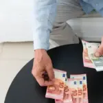 Η παροχή αυτή αποσκοπεί στη διασφάλιση ενός ελάχιστου επιπέδου διαβίωσης για άτομα τρίτης ηλικίας που δεν κατάφεραν να θεμελιώσουν συνταξιοδοτικό δικαίωμα.
