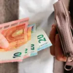 Οι διευκρινίσεις του Οργανισμού εστιάζουν στις προϋποθέσεις διαμονής στην Ελλάδα, στα όρια εισοδήματος και στον τρόπο υπολογισμού της μείωσης του επιδόματος στην περίπτωση που ο δικαιούχος λαμβάνει άλλη σύνταξη ή βοήθημα μικρότερου ύψους.