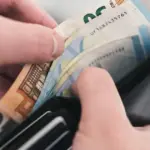 Η παροχή αυτή αποσκοπεί στη διασφάλιση ενός ελάχιστου επιπέδου διαβίωσης για τους ηλικιωμένους που δεν κατάφεραν να θεμελιώσουν συνταξιοδοτικό δικαίωμα ή δεν λαμβάνουν σύνταξη από άλλον φορέα της Ελλάδας ή του εξωτερικού.