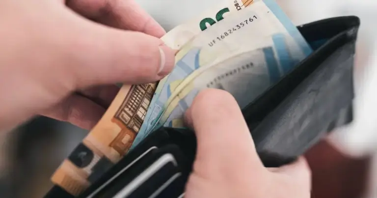 Η παροχή αυτή αποσκοπεί στη διασφάλιση ενός ελάχιστου επιπέδου διαβίωσης για τους ηλικιωμένους που δεν κατάφεραν να θεμελιώσουν συνταξιοδοτικό δικαίωμα ή δεν λαμβάνουν σύνταξη από άλλον φορέα της Ελλάδας ή του εξωτερικού.