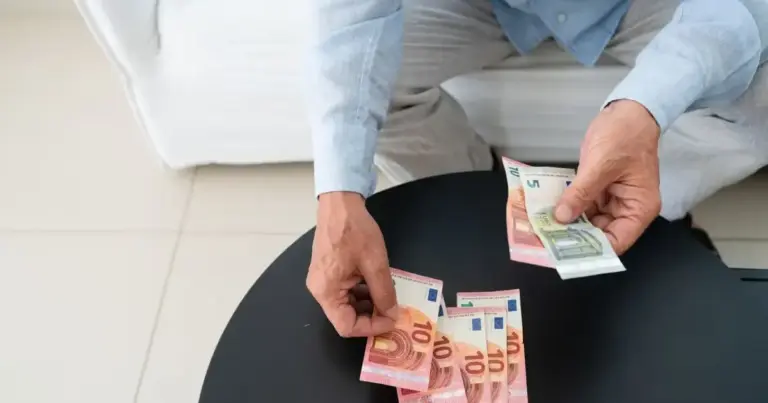 Η παροχή αυτή αποσκοπεί στη διασφάλιση ενός ελάχιστου επιπέδου διαβίωσης για άτομα τρίτης ηλικίας που δεν κατάφεραν να θεμελιώσουν συνταξιοδοτικό δικαίωμα.