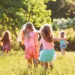 Οι δικαιούχοι οφείλουν να επικαιροποιήσουν τα στοιχεία τους στην πύλη της ΗΔΙΚΑ ή του ΟΠΕΚΑ, καθώς ο υπολογισμός του ποσού πραγματοποιείται πλέον βάσει της τελευταίας εκκαθαρισμένης φορολογικής δήλωσης (Ε1) και των τρεχουσών μεταβολών στην οικογενειακή κατάσταση.
