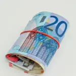 Η διόρθωση των στοιχείων φοίτησης των τέκνων στην πλατφόρμα Α21 του ΟΠΕΚΑ γίνεται ηλεκτρονικά μέσω της εφαρμογής της ΑΑΔΕ με διασταύρωση του ΑΡΙΘΜΟΥ ΜΗΤΡΩΟΥ ΜΑΘΗΤΗ ή με επίσκεψη στη σχολική μονάδα όταν το σύστημα δεν εντοπίζει αυτόματα την εγγραφή.