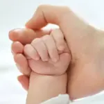 Για να λάβουν οι γονείς το αναλογούν ποσό αναδρομικά από τον μήνα γέννησης του παιδιού, απαιτείται η έγκαιρη δήλωση της γέννησης στο ληξιαρχείο και η έκδοση ΑΜΚΑ για το βρέφος.