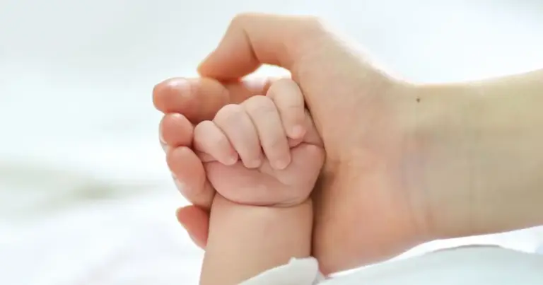 Για να λάβουν οι γονείς το αναλογούν ποσό αναδρομικά από τον μήνα γέννησης του παιδιού, απαιτείται η έγκαιρη δήλωση της γέννησης στο ληξιαρχείο και η έκδοση ΑΜΚΑ για το βρέφος.