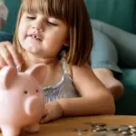 Η διασταύρωση των στοιχείων γίνεται αυτόματα από την ΗΔΙΚΑ με βάση το συνολικό οικογενειακό εισόδημα του προηγούμενου φορολογικού έτους, όπως αυτό αποτυπώνεται στο τελευταίο εκκαθαριστικό της ΑΑΔΕ.
