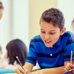 Όταν η ηλεκτρονική εφαρμογή του Α21 δεν μπορεί να διασταυρώσει αυτόματα τη φοίτηση του παιδιού με το πληροφοριακό σύστημα «myschool» του Υπουργείου Παιδείας, η αίτηση ακυρώνεται ή τίθεται σε κατάσταση αναστολής.