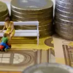 Το πρόβλημα αυτό παρουσιάζεται συνήθως όταν το ΑΦΜ του τέκνου έχει δηλωθεί παράλληλα σε άλλη φορολογική δήλωση, όταν λείπει η επιβεβαίωση εξάρτησης στο Ε1, ή όταν υπάρχει λάθος καταχώριση στη διασύνδεση ΑΑΔΕ, ΗΔΙΚΑ και ΟΠΕΚΑ.
