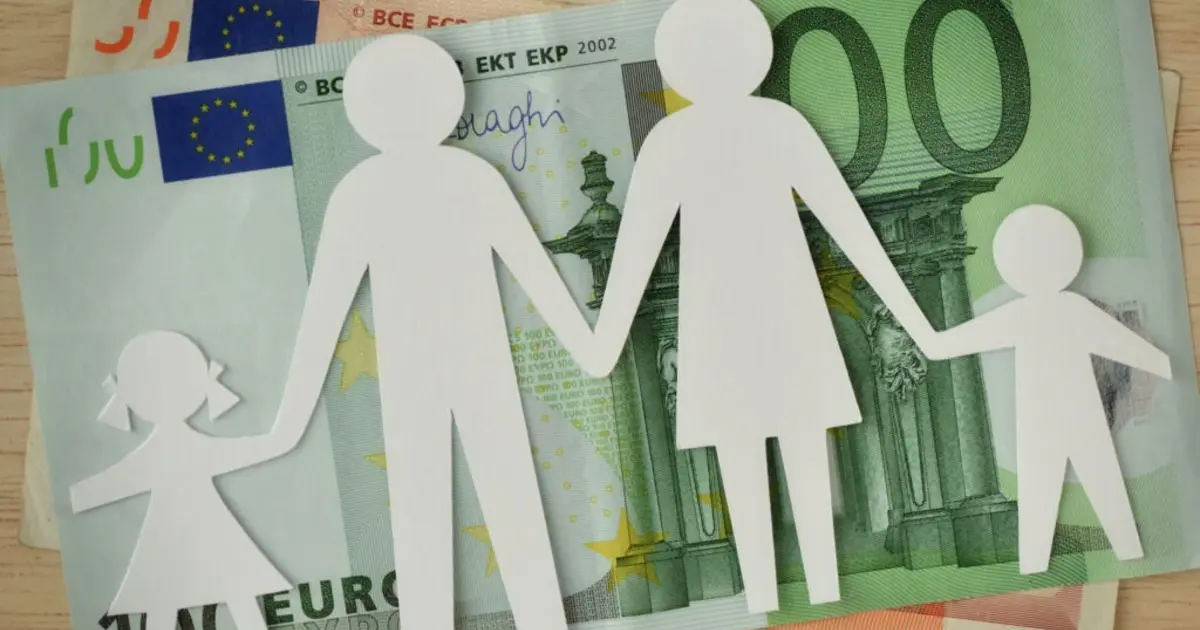 Η συγκεκριμένη ειδοποίηση αναστέλλει προσωρινά την εκκαθάριση και πληρωμή του επιδόματος, καθώς το σύστημα εντοπίζει ασυμφωνία ανάμεσα στα δηλωθέντα στοιχεία του παιδιού και τα δεδομένα της φορολογικής αρχής.