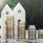 Η διασταύρωση των στοιχείων γίνεται πλέον αυτόματα μέσω της ΑΑΔΕ, όμως οποιαδήποτε αλλαγή στη σύνθεση της οικογένειας, στο εισόδημα ή στο μισθωτήριο συμβόλαιο επιβάλλει τη χειροκίνητη επικαιροποίηση των εγγράφων στο σύστημα.