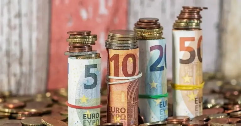 Τα χρήματα είναι ήδη διαθέσιμα για ανάληψη από τα ΑΤΜ όλων των συστημικών τραπεζών, καθώς οι πρώτες πιστώσεις ξεκίνησαν σταδιακά από το απόγευμα της προηγούμενης εργάσιμης ημέρας.