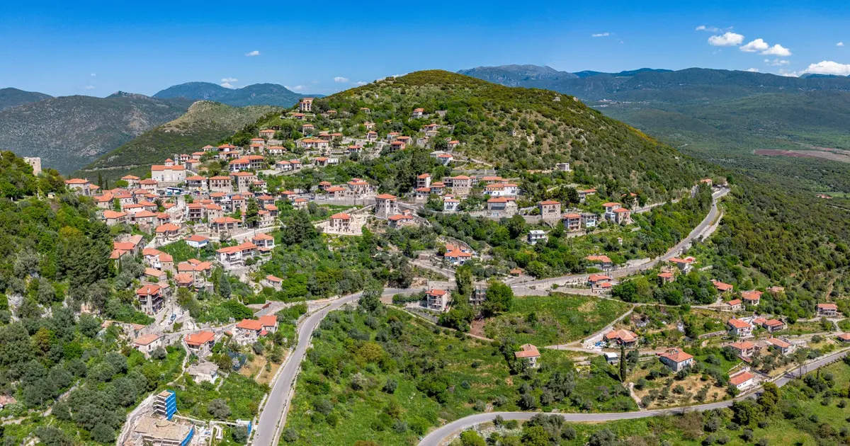 Η στήριξη αυτή στοχεύει στην κάλυψη των αυξημένων αναγκών διαβίωσης σε περιοχές με γεωγραφικά μειονεκτήματα, ενώ η υποβολή των αιτήσεων πραγματοποιείται ψηφιακά μέσω της ειδικής πλατφόρμας του ΟΠΕΚΑ ή μέσω των ΚΕΠ.