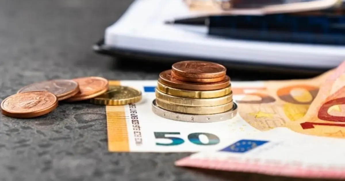 Η διαδικασία πίστωσης των χρημάτων από τον ΟΠΕΚΑ ακολουθεί το σταθερό χρονοδιάγραμμα του οργανισμού για το τέλος του μήνα, με τα ποσά να φαίνονται διαθέσιμα σταδιακά ανάλογα με την τράπεζα στην οποία διατηρείτε λογαριασμό.