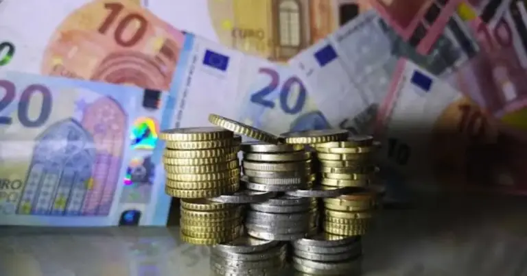 Η διαδικασία της πίστωσης ακολουθεί το σταθερό μοτίβο του Οργανισμού, όπου τα κονδύλια εγκρίνονται και εμφανίζονται σταδιακά στο σύστημα, ώστε οι δικαιούχοι να βλέπουν την εκκαθάριση της αίτησής τους.