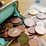 Τα ποσά θα είναι διαθέσιμα στους δικαιούχους από το απόγευμα της προηγούμενης εργάσιμης ημέρας, δηλαδή από την Τρίτη 29 Σεπτεμβρίου 2026 μετά τις 17:00–18:00, μέσω των ΑΤΜ των τραπεζών.