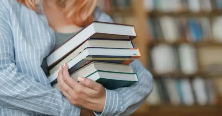 Η διαδικασία αφορά όλους όσοι πέτυχαν την εισαγωγή τους στην τριτοβάθμια εκπαίδευση μέσω των Πανελλαδικών Εξετάσεων, καθώς και τους επιτυχόντες με την ειδική κατηγορία των σοβαρών παθήσεων.
