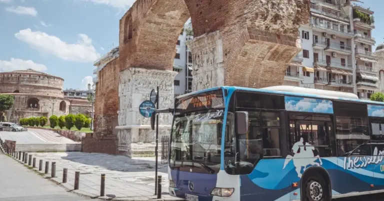 Οι εγγεγραμμένοι φοιτητές δικαιούνται έκπτωση 50% στις αστικές μετακινήσεις με τα Αστικά ΚΤΕΛ της πόλης όπου σπουδάζουν (καθώς και στα υπόλοιπα Μέσα Μαζικής Μεταφοράς), ενώ σε ειδικές κοινωνικές κατηγορίες παρέχεται πλήρης δωρεάν μετακίνηση.