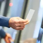 Όταν διαπιστώνεται απόκλιση μεταξύ του δηλωθέντος ωραρίου και της φυσικής παρουσίας του προσωπικού, τα πρόστιμα επιβάλλονται «ανά εργαζόμενο», καθιστώντας το κόστος της παράβασης ιδιαίτερα υψηλό για την επιχείρηση.