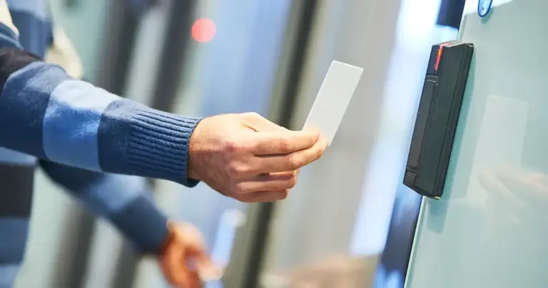Όταν διαπιστώνεται απόκλιση μεταξύ του δηλωθέντος ωραρίου και της φυσικής παρουσίας του προσωπικού, τα πρόστιμα επιβάλλονται «ανά εργαζόμενο», καθιστώντας το κόστος της παράβασης ιδιαίτερα υψηλό για την επιχείρηση.
