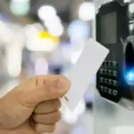Η εκπρόθεσμη σήμανση ή η παντελής απουσία «χτυπήματος» κατά την είσοδο θεωρείται από την Επιθεώρηση Εργασίας ως υποκρυπτόμενη ανασφάλιστη ή αδήλωτη εργασία, θέτοντας τον εργοδότη αντιμέτωπο με αυστηρές κυρώσεις.