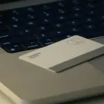 Η νομοθεσία προβλέπει συγκεκριμένες δικλίδες ασφαλείας για την κάλυψη εκτάκτων περιστατικών, όπως η απώλεια σήματος δικτύου, η διακοπή ρεύματος ή η βλάβη της συσκευής, εξασφαλίζοντας την αντικειμενική καταγραφή του χρόνου εργασίας.