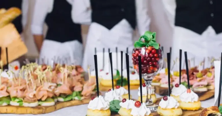 Η ιδιομορφία του κλάδου catering, όπου η παροχή εργασίας μεταφέρεται σε κτήματα, ιδιωτικούς χώρους ή εξωτερικές τοποθεσίες, καλύπτεται από τις εξειδικευμένες οδηγίες του Υπουργείου Εργασίας για την εκτός έδρας απασχόληση.