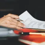 Οι ελεγκτικοί μηχανισμοί ξεκινούν εντατικούς διασταυρωτικούς ελέγχους μέσω του συστήματος ΕΡΓΑΝΗ ΙΙ, με τα διοικητικά πρόστιμα για τη μη χρήση ή τη λανθασμένη σήμανση της κάρτας να φτάνουν έως και τις 10.000 ευρώ ανά εργαζόμενο.