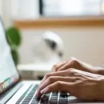 Εντατικοποιούνται από την Ανεξάρτητη Αρχή Επιθεώρησης Εργασίας οι επιτόπιοι και ψηφιακοί έλεγχοι για την εφαρμογή της Ψηφιακής Κάρτας Εργασίας, καθώς το μέτρο έχει πλέον επεκταθεί σχεδόν στο σύνολο των ιδιωτικών επιχειρήσεων στη χώρα, με τα διοικητικά πρόστιμα για παραβάσεις να κυμαίνονται έως και τις 10.500 ευρώ.