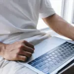 Σε περίπτωση αδυναμίας άμεσης διαβίβασης των δεδομένων της Ψηφιακής Κάρτας Εργασίας στο ΠΣ ΕΡΓΑΝΗ ΙΙ λόγω ασθενούς σήματος internet, οι σημάνσεις (είσοδος/έξοδος) αποθηκεύονται τοπικά στη συσκευή και αποστέλλονται αυτόματα μόλις αποκατασταθεί η σύνδεση.