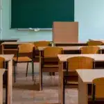 Η σχολική χρονιά 2026-2027 ξεκινά με σημαντικές αλλαγές στο καθημερινό πρόγραμμα, στις απουσίες και στη χρήση της τεχνολογίας, διαμορφώνοντας ένα νέο πλαίσιο λειτουργίας για μαθητές, γονείς και εκπαιδευτικούς στα σχολικά συγκροτήματα όλης της χώρας.