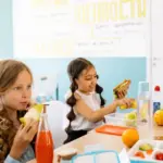 Με την αντίστροφη μέτρηση για τον πρώτο χτύπο του κουδουνιού στις 11 Σεπτεμβρίου 2026 να βρίσκεται στην τελική ευθεία, τα σχολικά κυλικεία προσαρμόζουν τη λειτουργία τους στα νέα υγειονομικά πρωτόκολλα και στους αυστηρούς κανόνες διάθεσης τροφίμων.