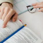 Το Υπουργείο Παιδείας καθόρισε το πλαίσιο για την Ενισχυτική Διδασκαλία στα Γυμνάσια για τη σχολική χρονιά 2026-2027, με την υποβολή των αιτήσεων από τους γονείς να ξεκινά εντός του Οκτωβρίου.