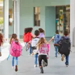 Η έγκαιρη προσκόμιση των απαραίτητων δικαιολογητικών από γιατρό είναι καθοριστική για την κατοχύρωση των δικαιολογημένων απουσιών και την αποφυγή επαναφοίτησης του μαθητή.