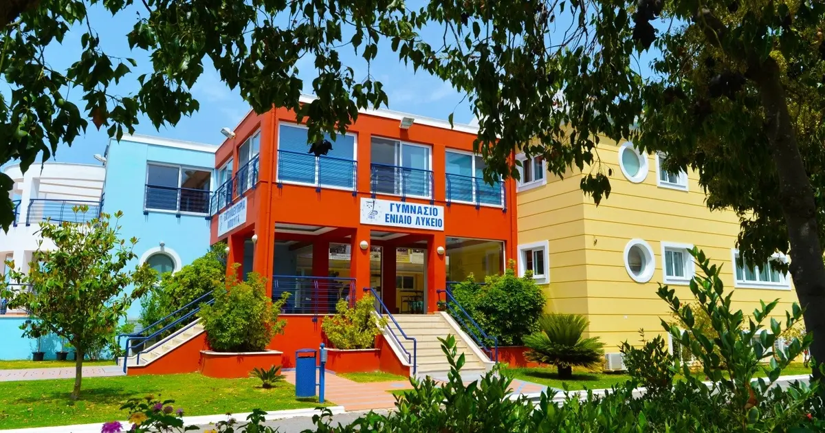 Κατά τις πρώτες αυτές συναντήσεις καθορίζεται το ωρολόγιο πρόγραμμα, αναλαμβάνονται οι υπηρεσίες και οι αρμοδιότητες, ενώ προγραμματίζονται οι εκπαιδευτικές δράσεις και η υποδοχή των μαθητών για την ημέρα του αγιασμού.
